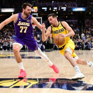 国产品牌再添一人~名记：麦康纳近期签约安踏 比赛中上脚欧文战靴